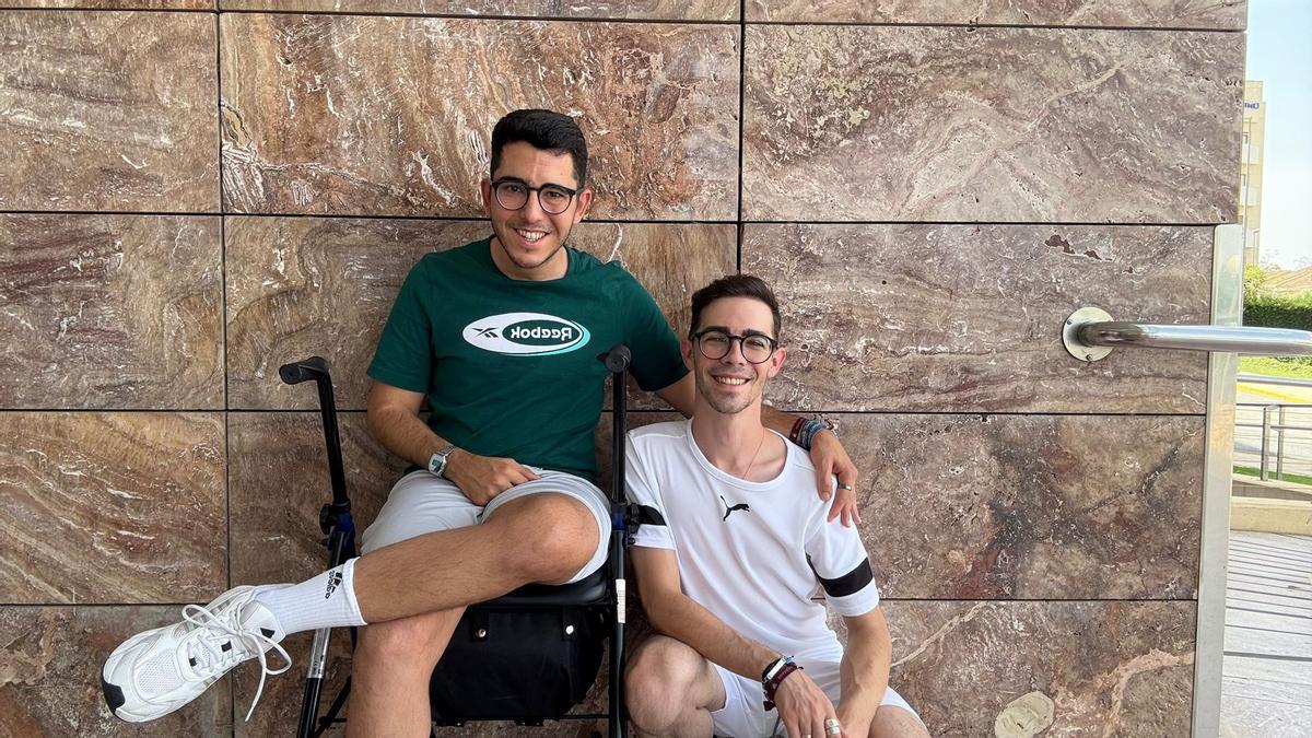 Emmanuel junto a su novio Rubén.