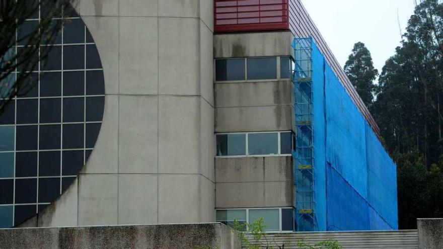 Andamiaje instalado en una de las fachadas del edificio del Hospital do Salnés para corregir las filtraciones de agua. // Iñaki Abella