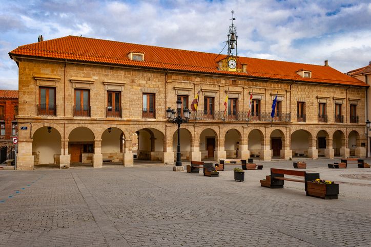 Fachada del Ayuntamiento en la plaza Mayor de Benavente.