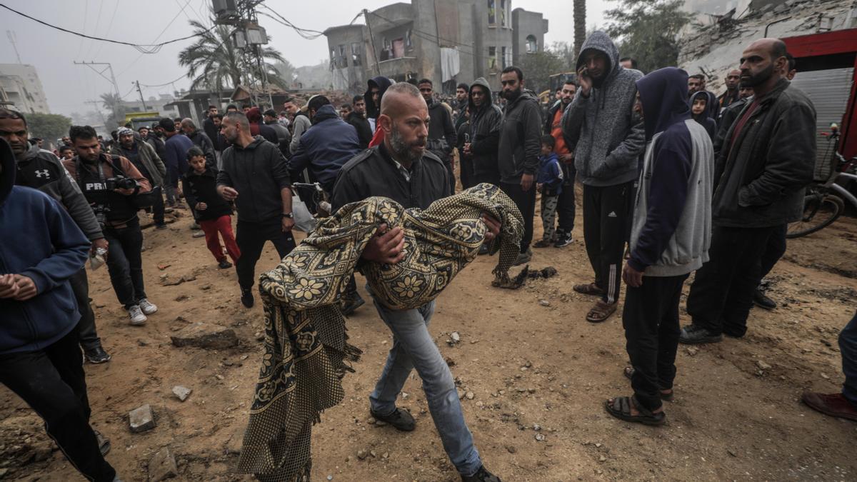 Operaciones de búsqueda tras un ataque aéreo israelí al sur de Gaza.