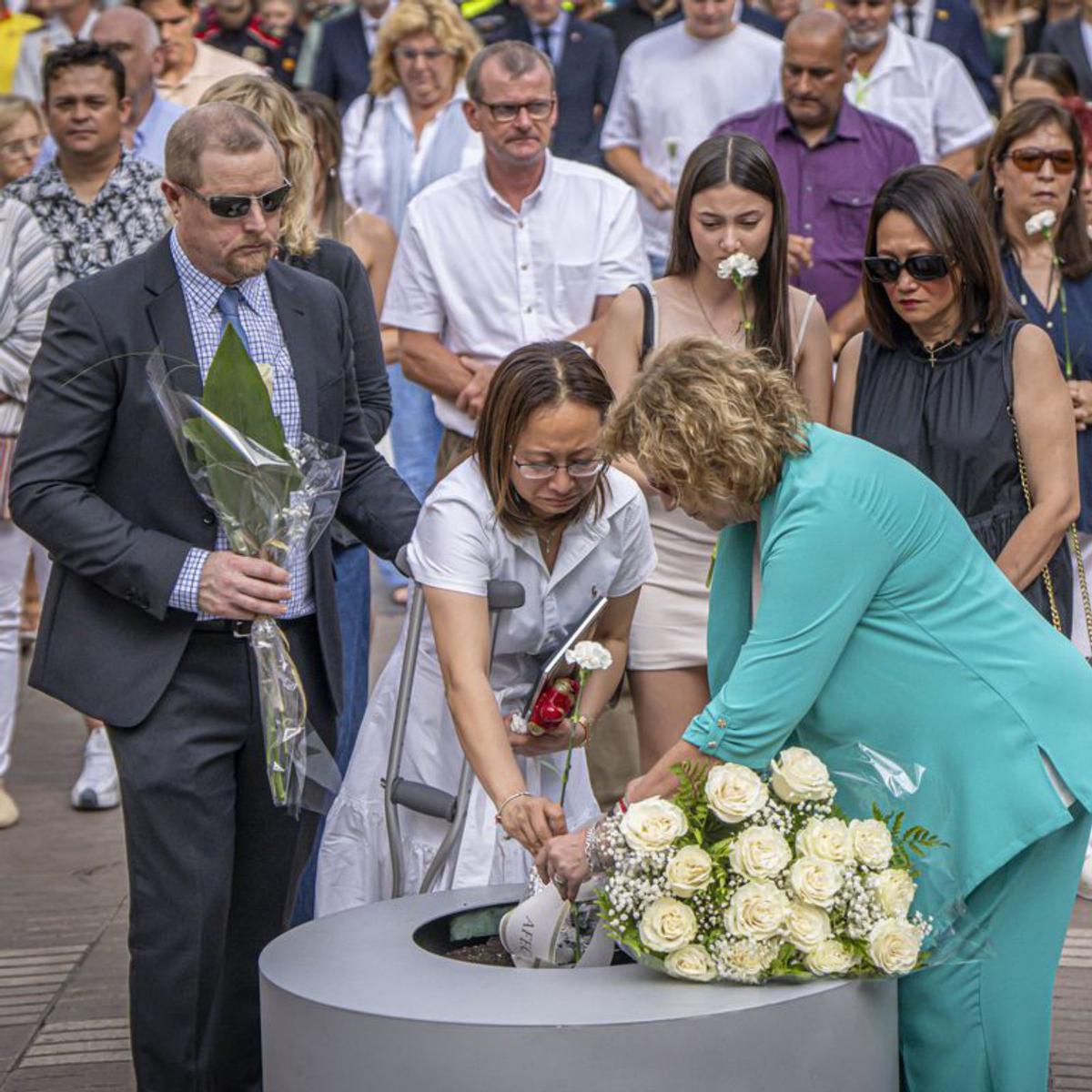 El dolor dels atemptats torna a la Rambla set anys després