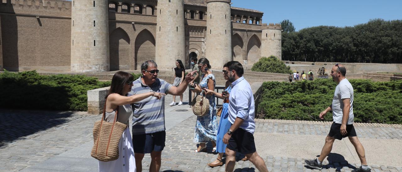 La actividad turística, la más castigada por la crisis de la covid, impulsa el incremento de las ventas del sector servicios.