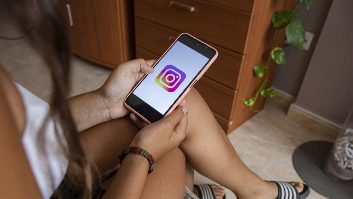 Una de les víctimes del presumpte violador de Figueres amb el seu mòbil a la mà.