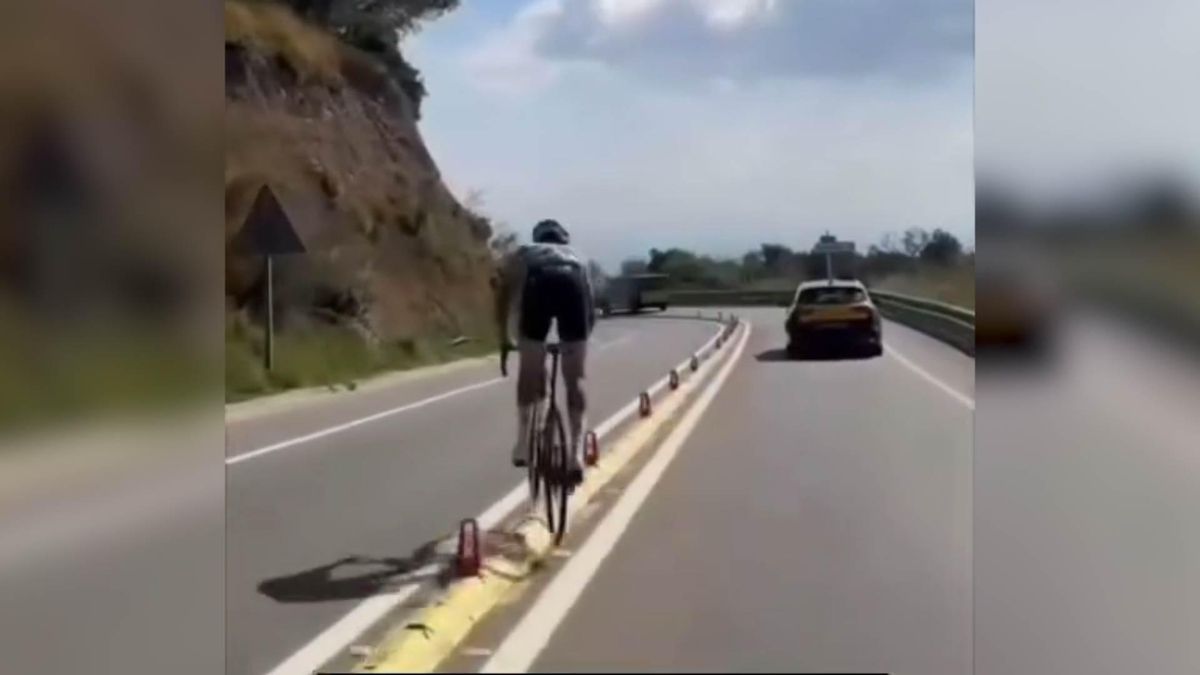 El ciclista del Kern Pharma Kiko Galván, pillado dando saltos temerarios de un carril al de sentido contrario en l'Arrabassada de Barcelona