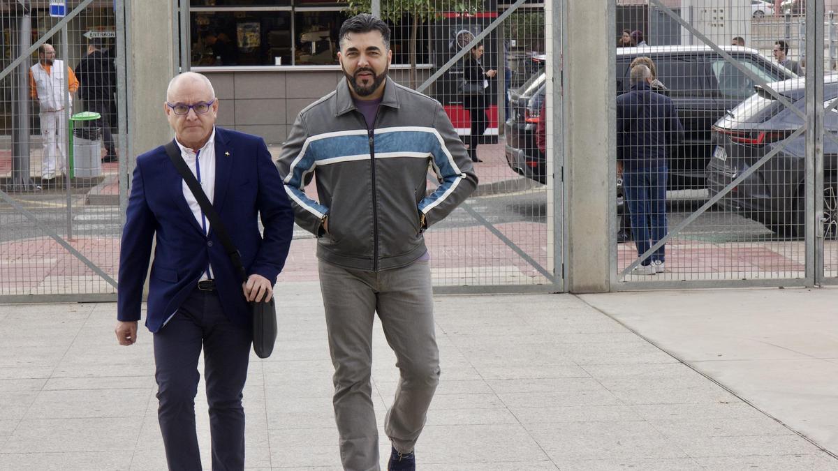 'El Karateca', la pasada semana a su entrada a la Ciudad de la Justicia de Murcia acompañado de su abogado.