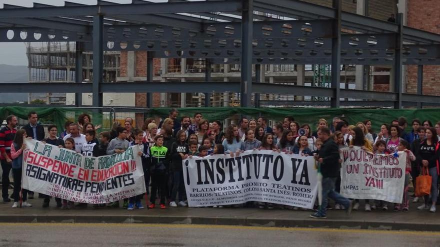 Concentración de protesta de padres de Teatinos celebrada el pasado mes de octubre, reclamando la construcción del instituto.