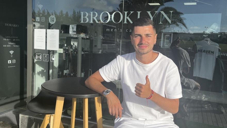 Rafa Mujica, ayer, en la peluquería Brooklyn de La Minilla y que regenta el exjugador de la UD Hernán Santana.