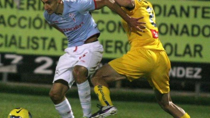 El celeste Insa protege el balón ante el acoso del un jugador del Alcorcón. / lof