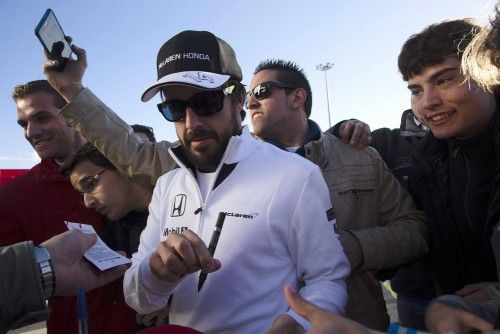 Alonso estrena su McLaren en Jerez, con Lara Álvarez de espectadora