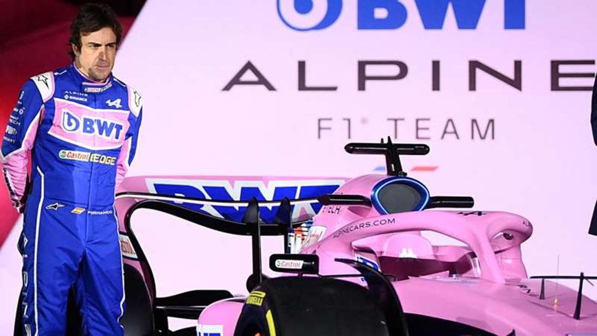 Fernando Alonso enseña su nuevo casco: ¿Hay color rosa?