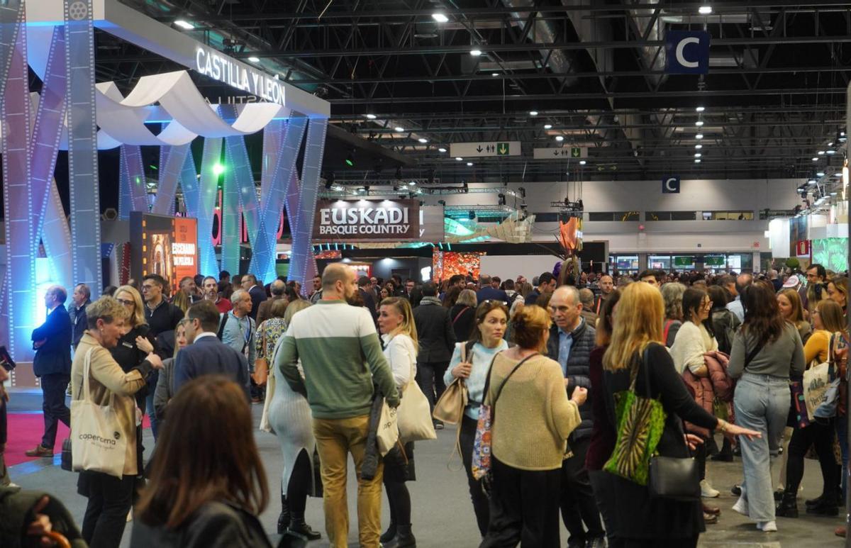 Visitantes en Fitur a la entrada del stand tematizado de Castilla y León. | JOSE LUIS FERNÁNDEZ