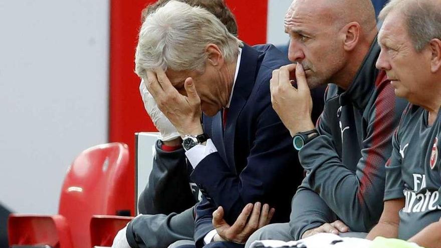 Arsène Wenger, cabizbajo, se echa la mano a la cabeza ayer en Anfield.