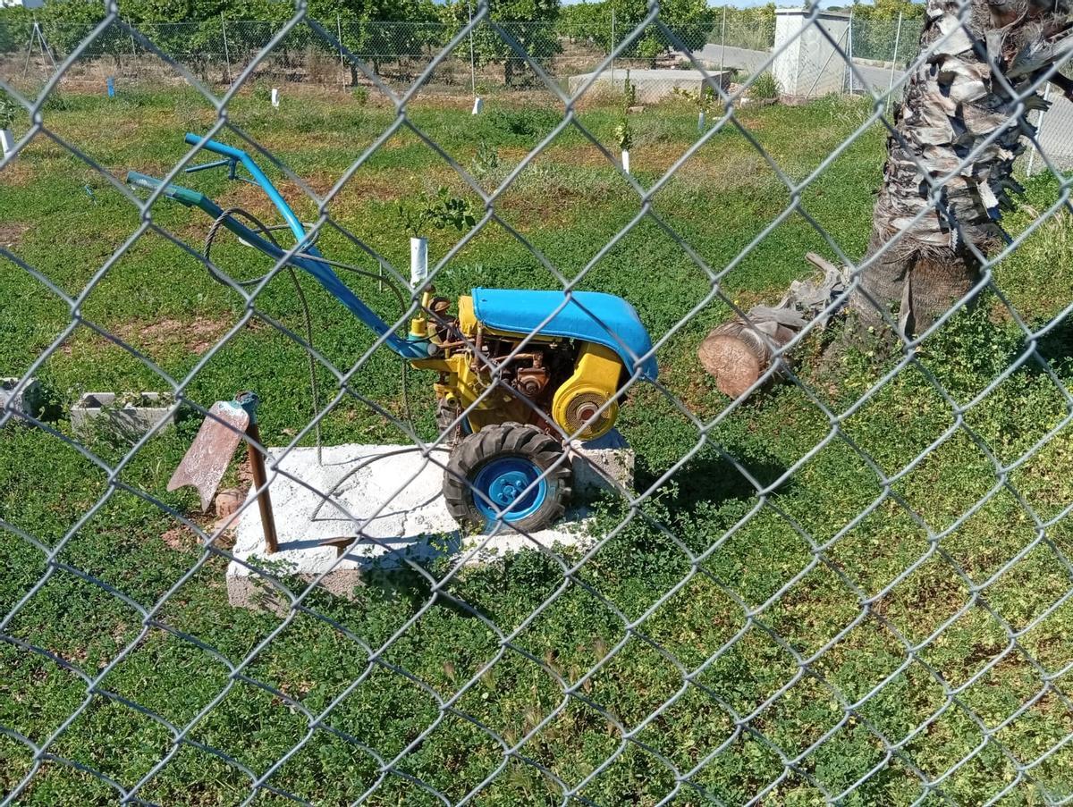 Así era el homenaje que Guillermo Traver hizo a la agricultura en una parcela vallada de su propiedad en el camí Betxí de la Vilavella.