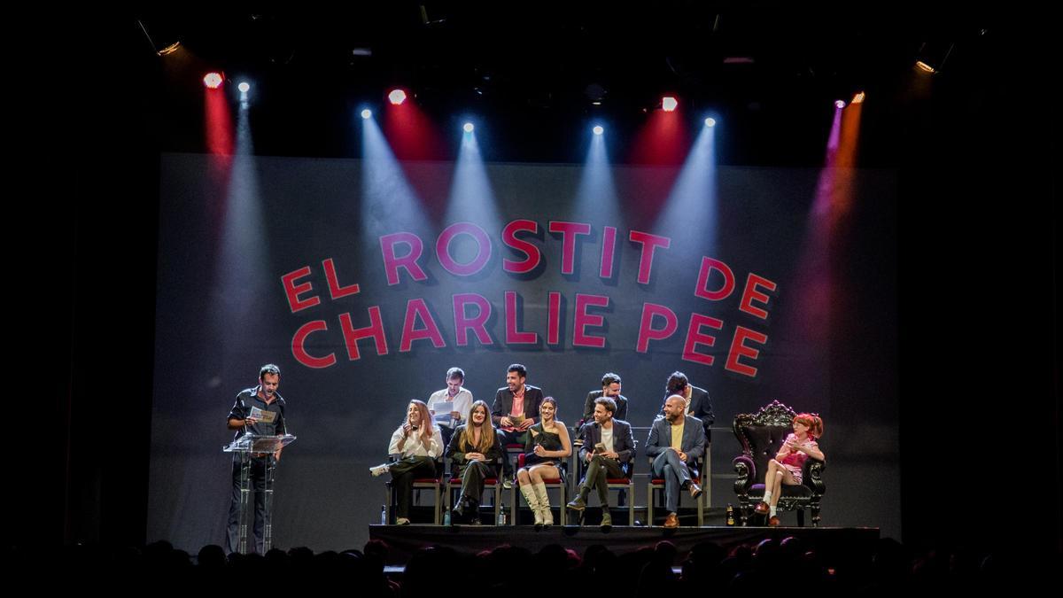 Charlie Pee, a la derecha, escucha como Joel Díaz, de pie, la 'asa' en el Roast con el que celebraba sus 10 años en la comedia