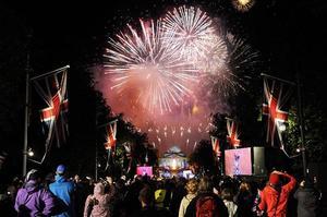 Focs artificials al final del concert en honor a la reina d’Anglaterra, Isabel II.