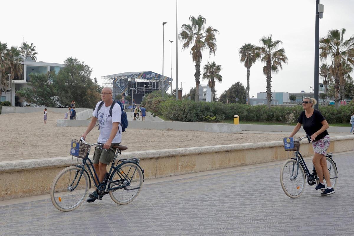 Gran ambiente en las playas de València, pese a las nubes