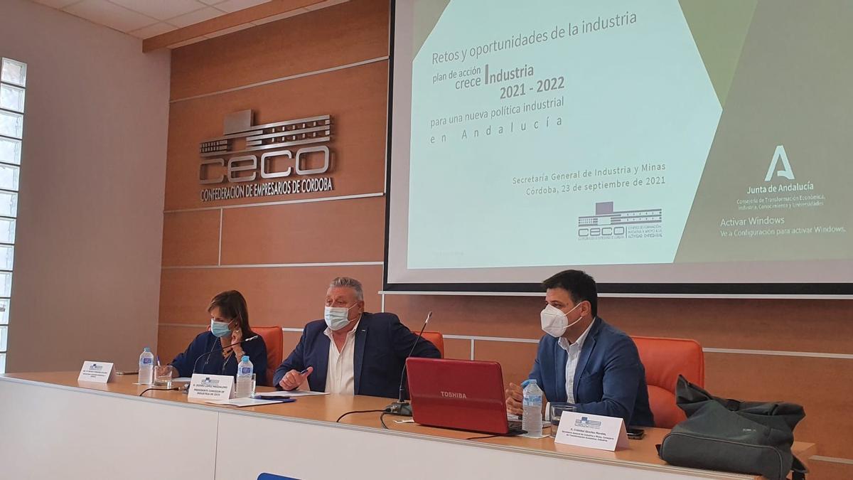 Cristóbal Sánchez (dcha.), en la Comisión de Industria de CECO