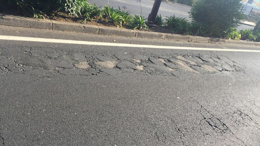 Firme deteriorado en la TF-211, en La Orotava