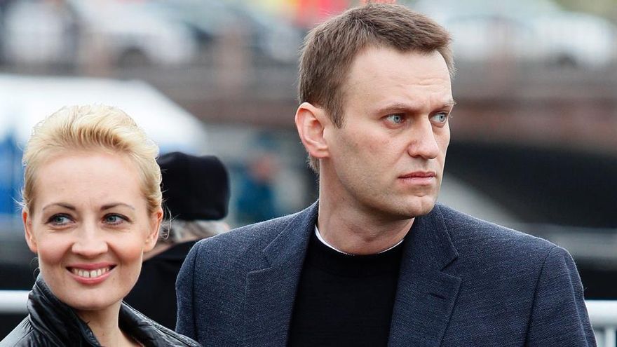 Navalni junto a su mujer, Yulia.