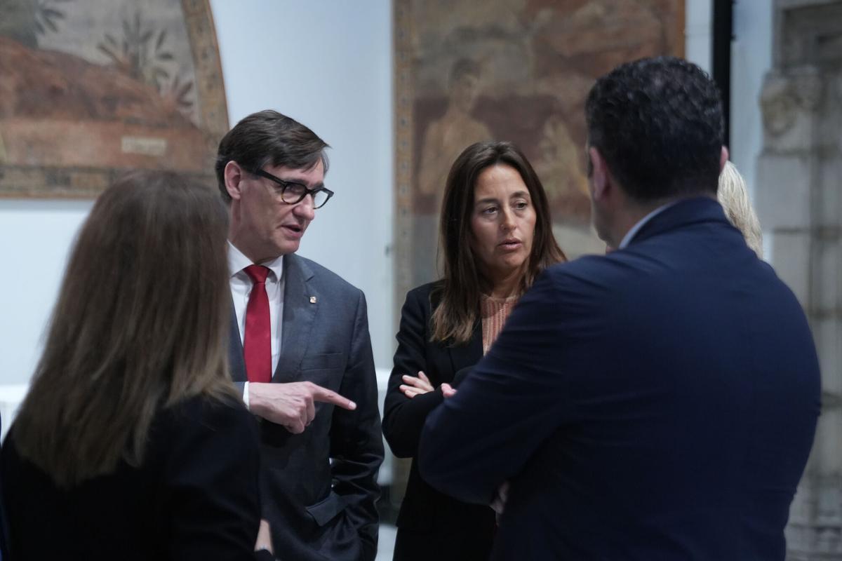 La consellera de Educación de la Generalitat de Catalunya, Esther Niubó, y el presidente de la Generalitat, Salvador Illa, durante la firma del acuerdo de colaboración con las entidades municipalistas catalanas para reformar y mejorar los centros educativos públicos, en el Palau de la Generalitat, a 11 de mayo de 2026, en Barcelona, Catalunya (España). El acuerdo entre la Generalitat y las dos grandes entidades municipalistas catalanas (ACM y FMC) permitirá transferir a los ayuntamientos un fondo extraordinario de 100 millones de euros para reformas en centros educativos públicos de titularidad municipal entre 2026 y 2028. 11 MAYO 2026 David Zorrakino / Europa Press 11/05/2026. Esther Niubó;Salvador Illa;David Zorrakino