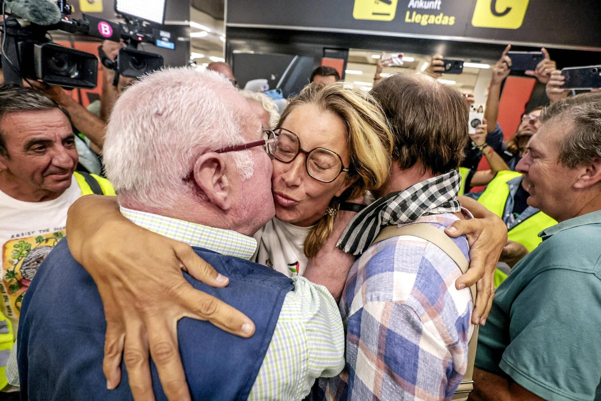 La llegada de Reyes Rigo, Lucía Muñoz y Alejandra Martínez al Aeropuerto de Palma en imágenes