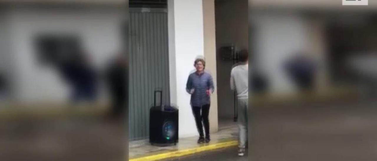 La alcaldesa de Massalavés se salta el confinamiento y baila en plena calle