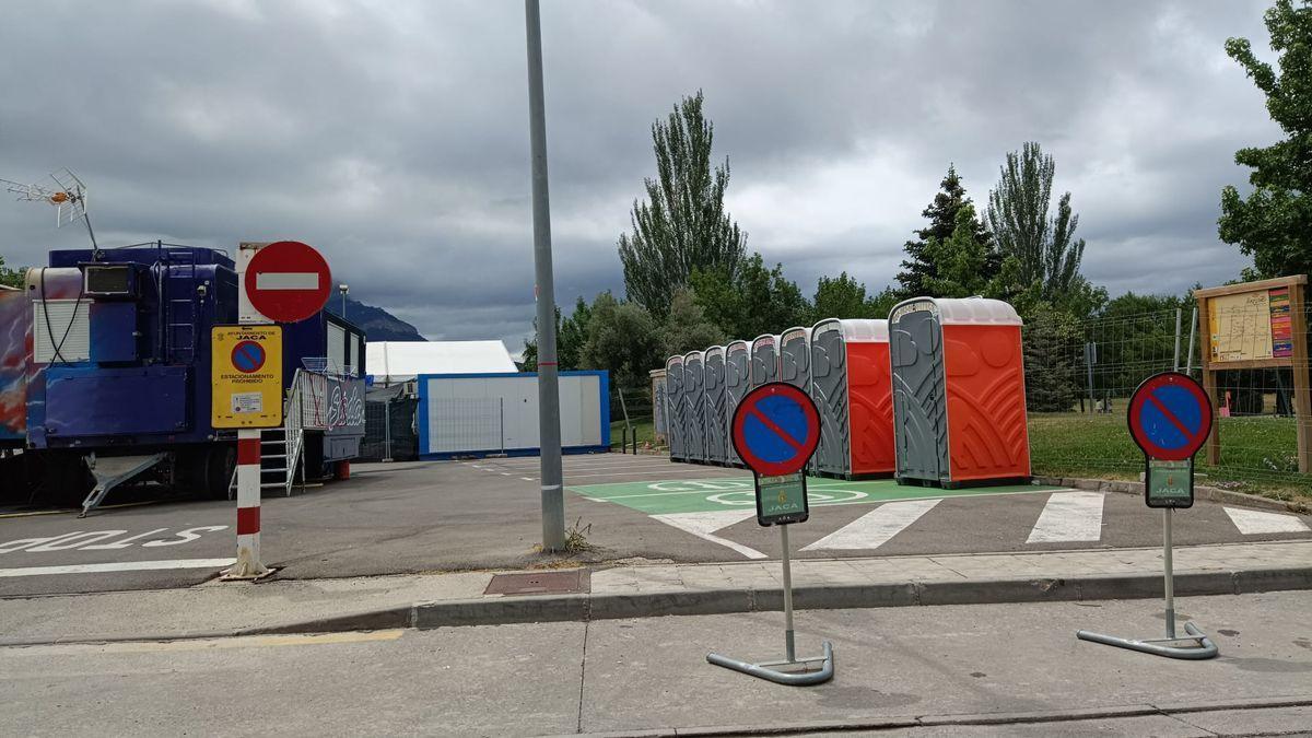 Zona exterior de las carpas en la que se produjo la agresión sexual.