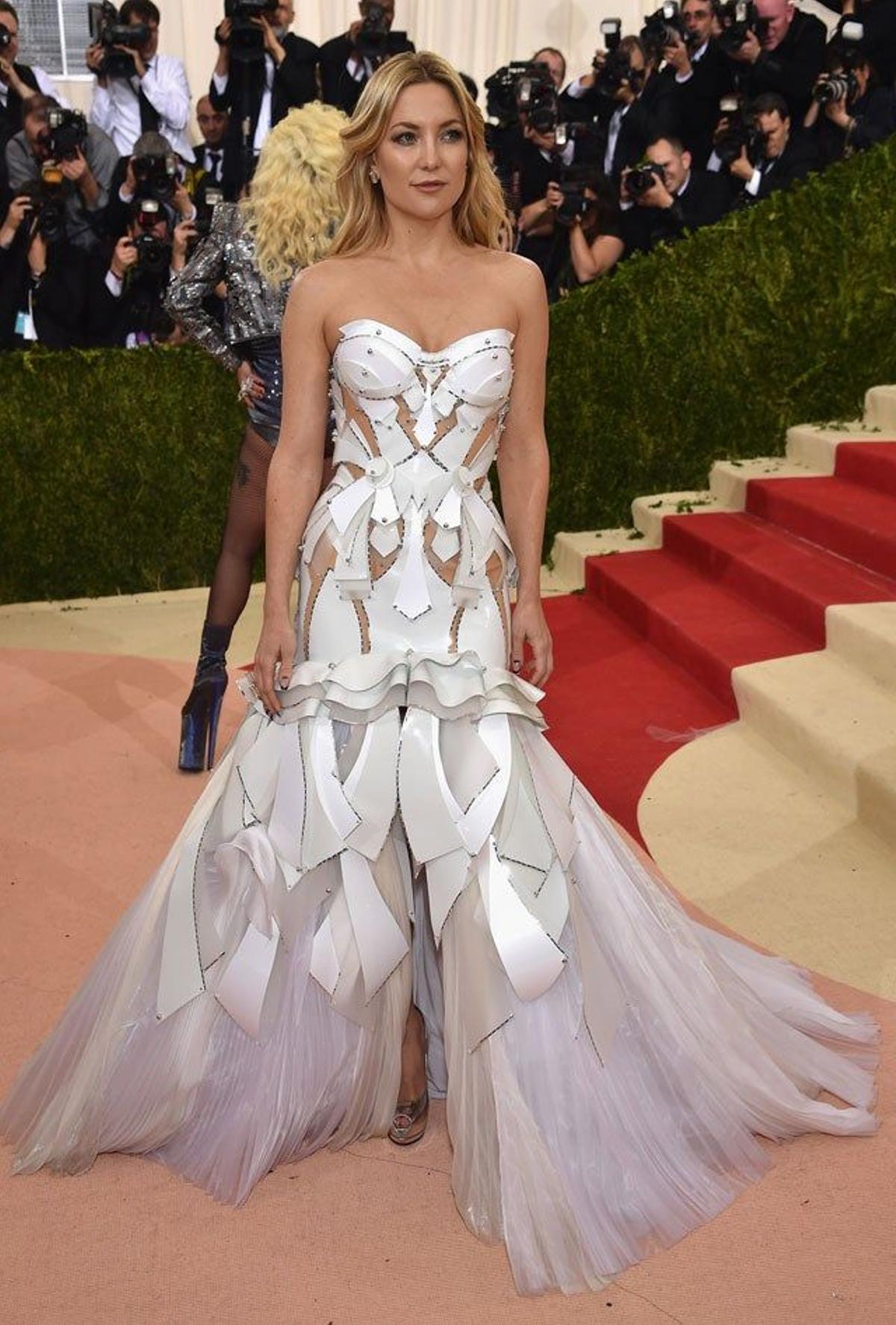 Kate Hudson, de Versace, en la alfombra roja de la gala Met 2016.