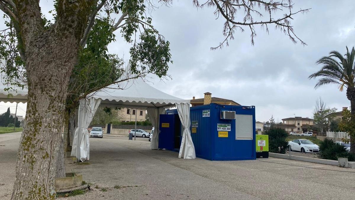 Carpa instalada en el polideportivo Miquel Ángel Nadal de Manacor.