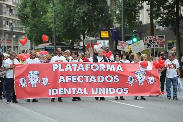 Manifestación de afectados por el cierre de iDenta