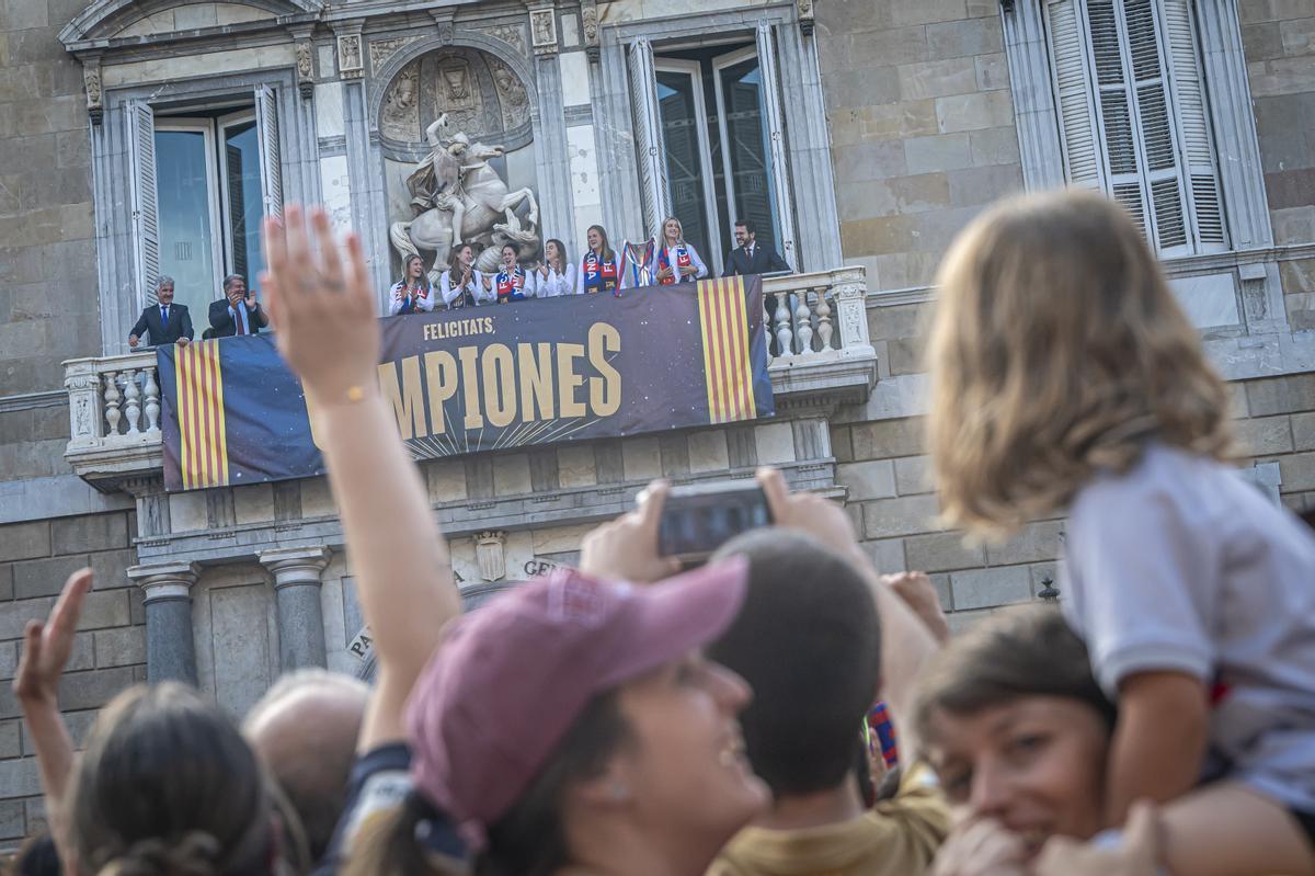 El Barça femenino celebra su Champions en la plaça Sant Jaume