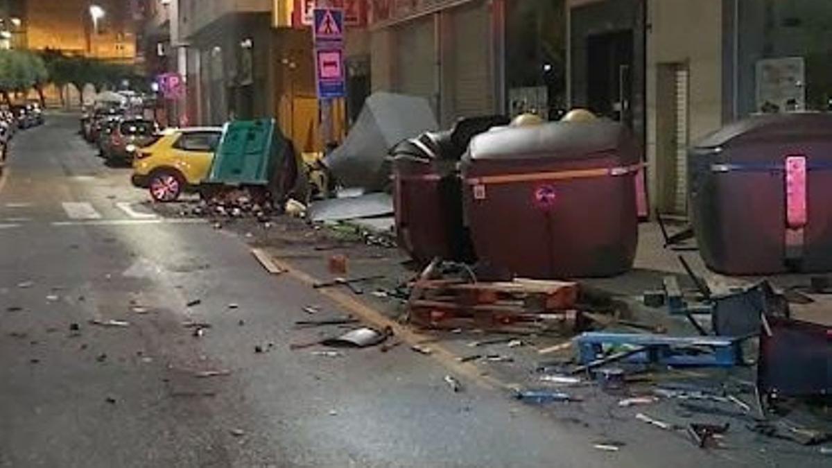 El vehículo amarillo arrolló una terraza y varios contenedores en Lugo.