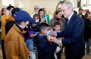 Florentino Pérez y Luis Sabalza visitan a niños con cáncer antes del Osasuna-Real Madrid