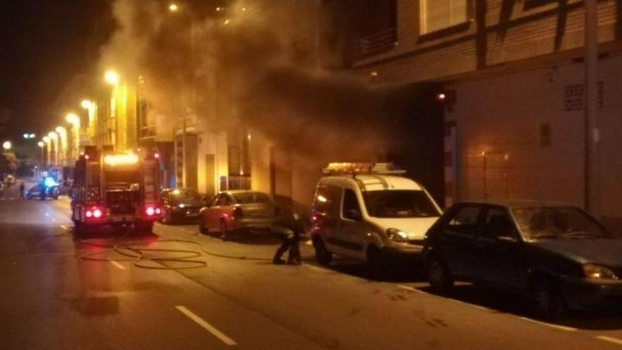 Alarma en Benicassim por el incendio en un garaje