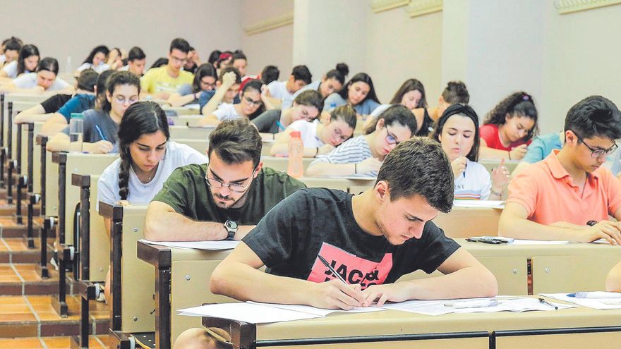 Una veintena de carreras de la UEx, sin plazas para los alumnos de la EBAU de julio