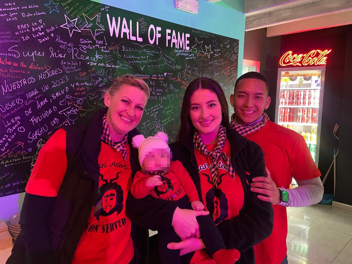 Angela de Rosa mit ihrer Enkelin Vega, ihrer Tochter Tara und deren Freund.