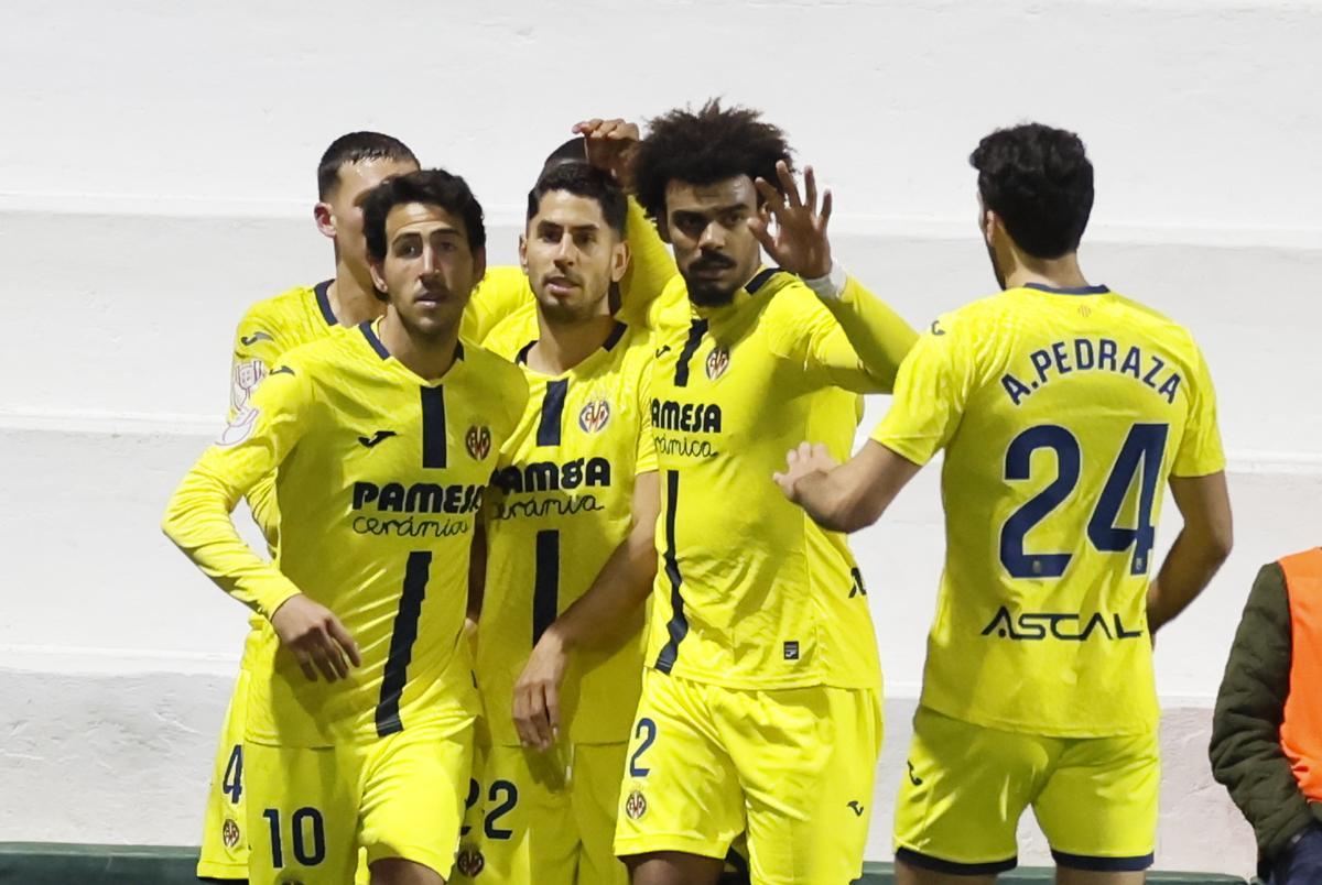 Los jugadores del Villarreal celebran el gol de Ayoze.