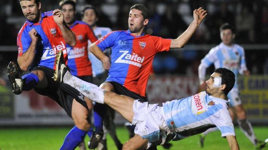 Portela intenta un despeje acrobático en un partido de Copa Federación.