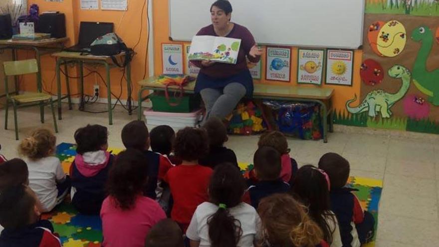 Uno de los talleres impartidos por Algarabía en un aula de Primaria de un colegio de Icod de los Vinos.