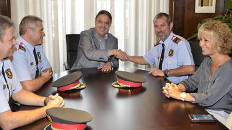 L&#039;alcalde de Manresa, amb el fins ara cap dels Mossos al Bages, Joan Carles Escobar