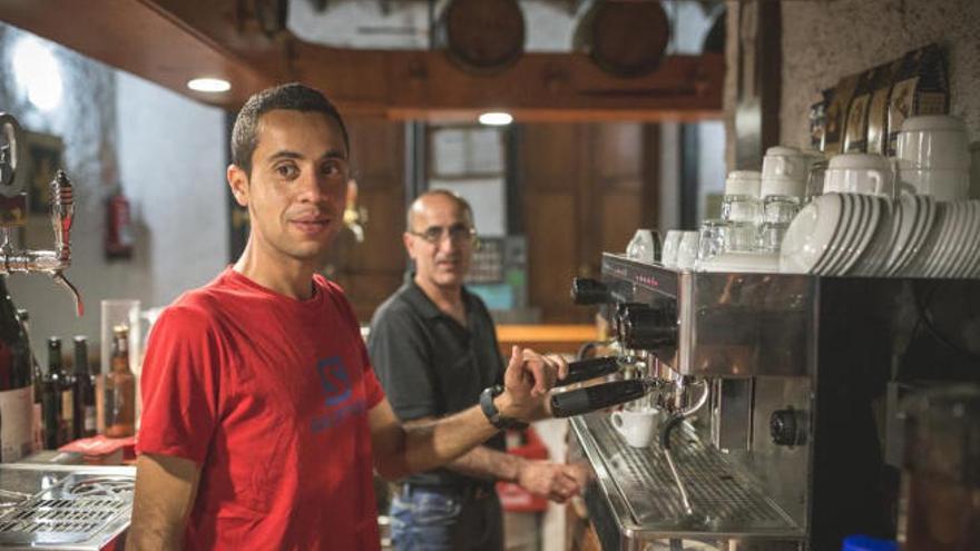 Cristofer Clemente hace un café en el restaurante de sus padres.
