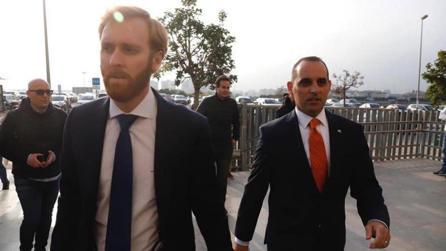 Richard Shaheen, en la entrada de la Ciudad de la Justicia de Málaga junto a un abogado de Al-Thani.