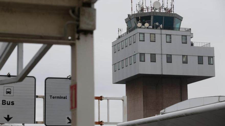 La torre de control del aeropuerto de Asturias.