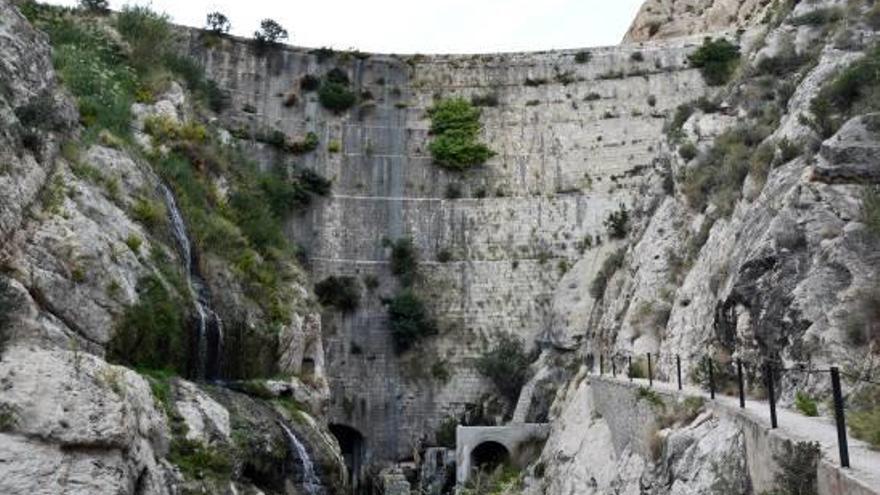 La imponent paret del pantà de Tibi. A la derecha, les escales del Soldat, excavades en la roca viva, des de la base fins al capdamunt de la paret del pantà.