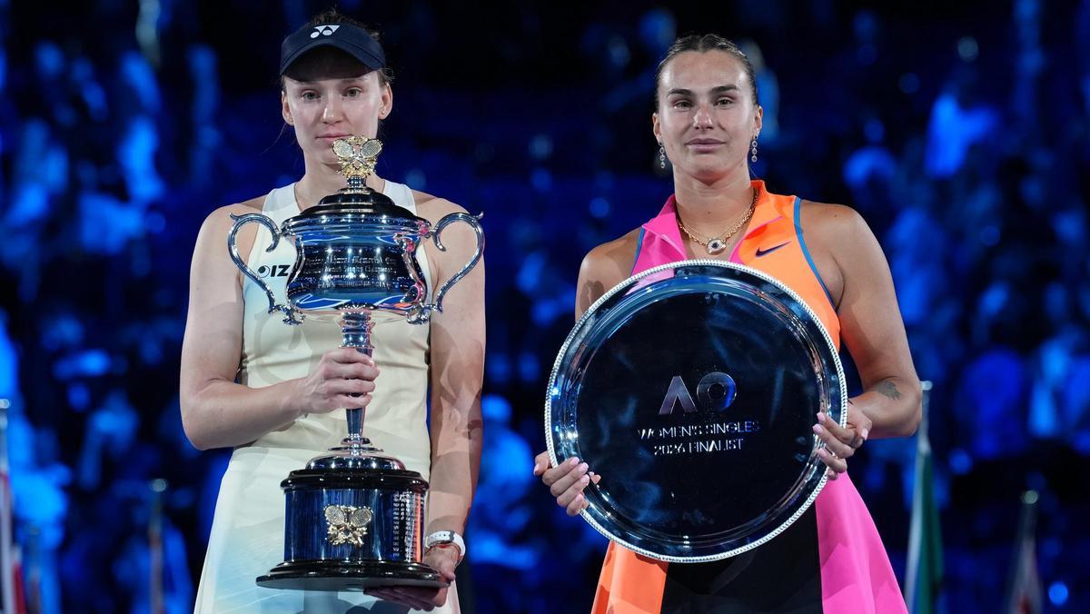 Elena Rybakina, con el trofeo de campeona del Open de Australia, junto a Aryna Sabalenka.
