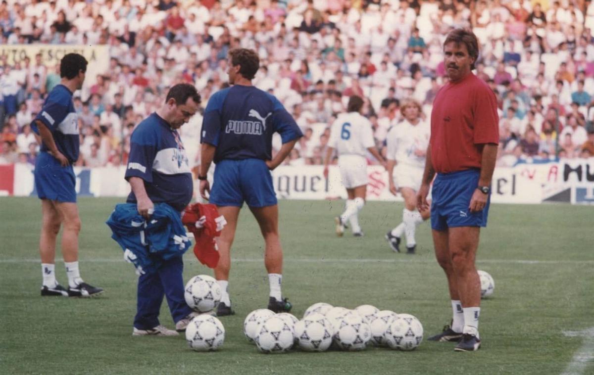 Guus Hiddink, durante el calentamiento de un partido en Mestalla.  | LEVANTE-EMV