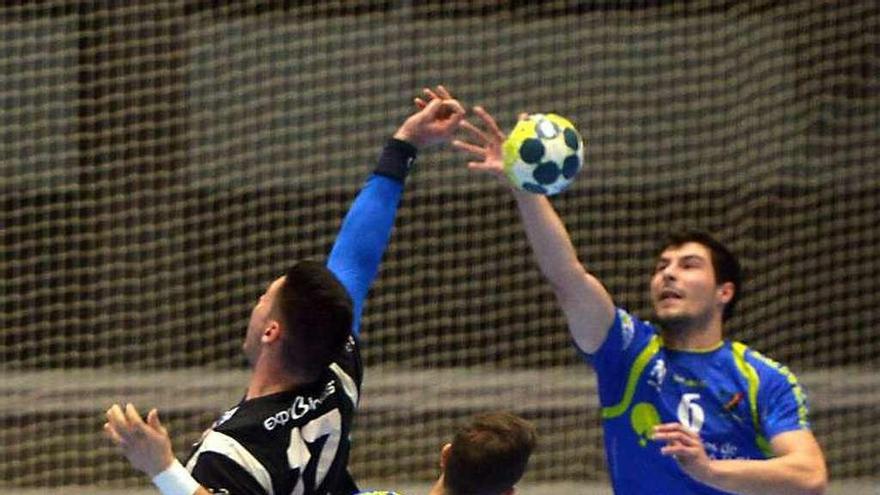 Borja y Gehrhard luchan un balón suelto contra el Valladolid. // G.S.