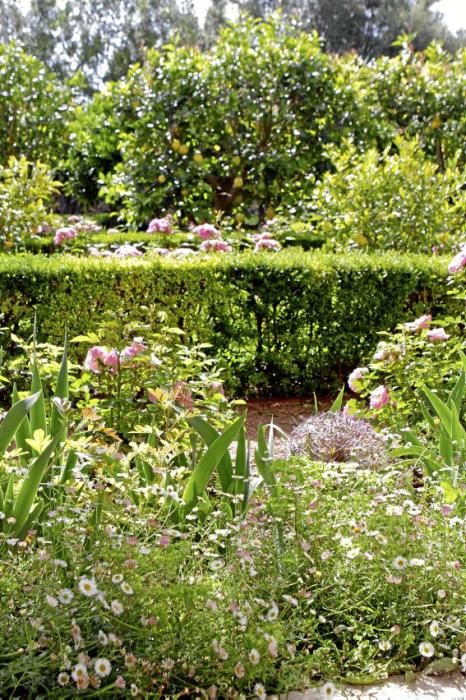 Gartenarchitektin Andi Lechte zeigt einer Reisegruppe ein Anwesen bei Santanyí. Der Entwurf stammt aus ihrer Feder.