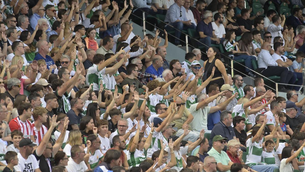 La afición franjiverde anima a los suyos en el Martínez Valero.