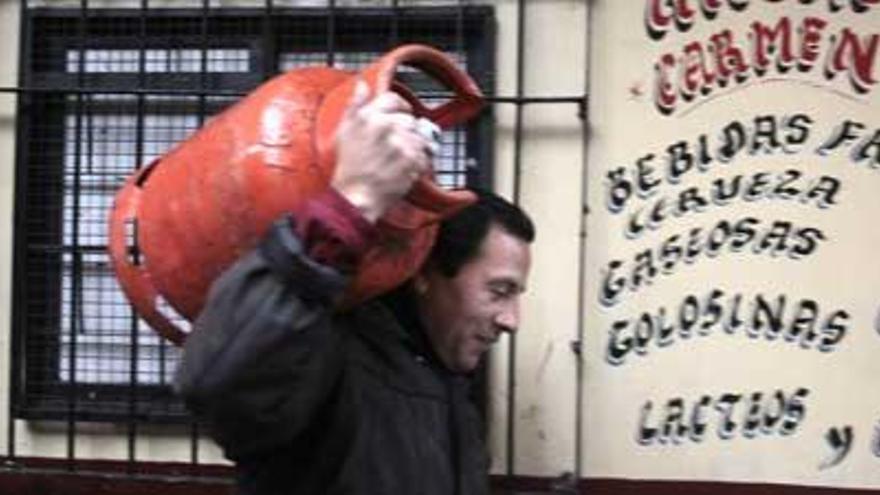 Un hombre porta una bombona a cuestas en Buenos Aires.